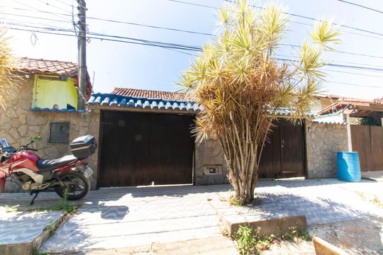 Fachada de casa à venda com 4 quartos, 360m² em Maravista, Niterói