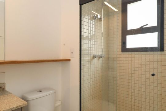 Banheiro de kitnet/studio para alugar com 1 quarto, 30m² em Pinheiros, São Paulo