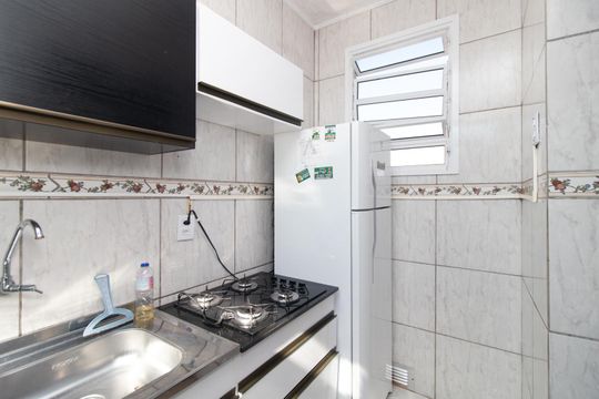 Cozinha de apartamento à venda com 1 quarto, 30m² em Santo Antônio, Porto Alegre