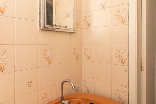 Banheiro de apartamento à venda com 1 quarto, 30m² em Santo Antônio, Porto Alegre