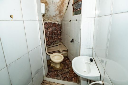 banheiro  de casa para alugar com 1 quarto, 50m² em Tupi, Belo Horizonte
