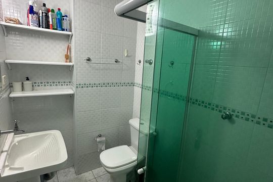 Banheiro de apartamento para alugar com 1 quarto, 45m² em Centro, São Vicente