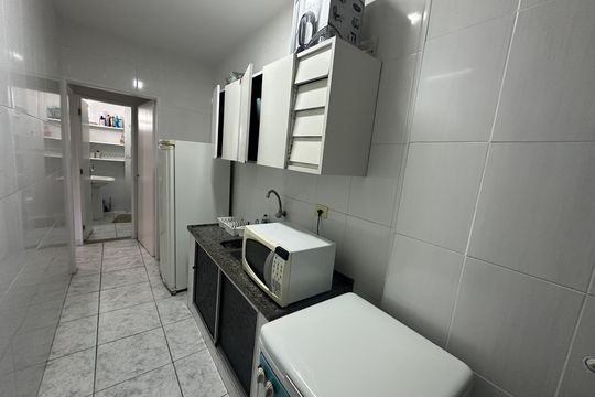 Cozinha de apartamento para alugar com 1 quarto, 45m² em Centro, São Vicente
