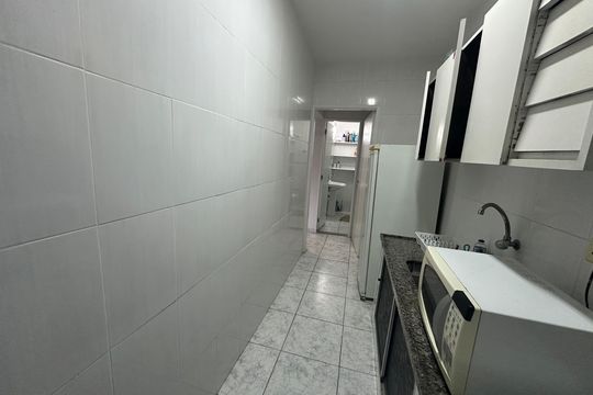 Cozinha de apartamento para alugar com 1 quarto, 45m² em Centro, São Vicente