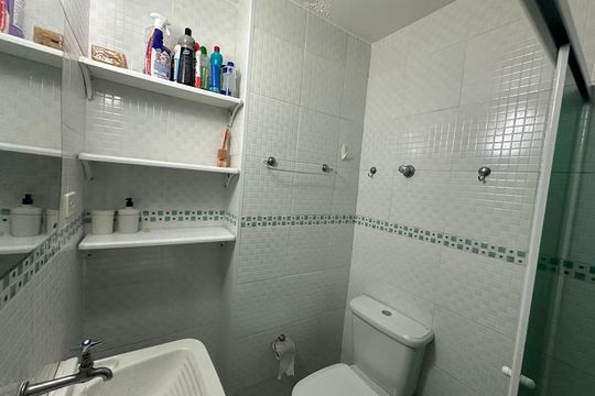 Banheiro de apartamento para alugar com 1 quarto, 45m² em Centro, São Vicente