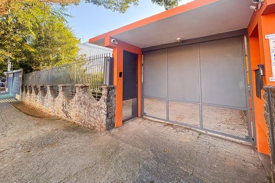 Fachada de casa à venda com 2 quartos, 100m² em Sumaré, São Paulo