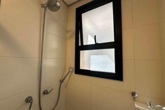 Banheiro da Suíte 2 de apartamento para alugar com 2 quartos, 85m² em Empresarial 18 do Forte, Barueri
