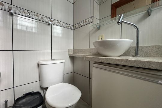 Banheiro de apartamento à venda com 2 quartos, 48m² em Canudos, Novo Hamburgo