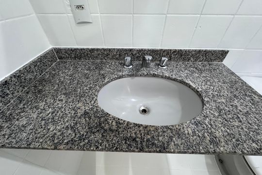 Banheiro da Suíte de apartamento para alugar com 3 quartos, 92m² em Barra da Tijuca, Rio de Janeiro
