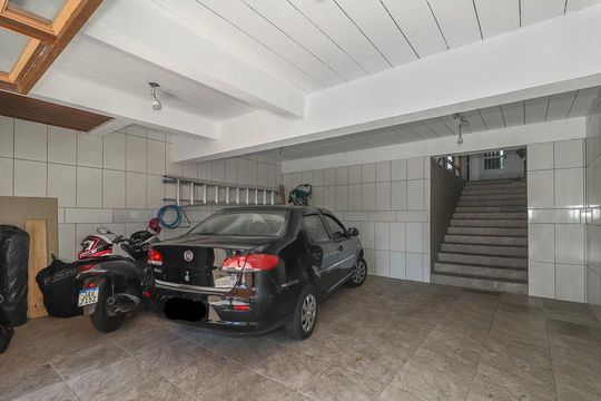 Garagem de casa à venda com 4 quartos, 400m² em Bom Jesus, Porto Alegre