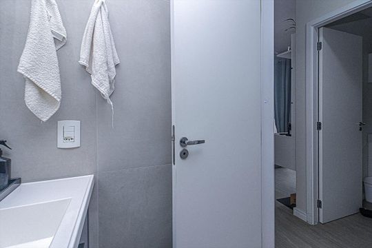 banheiro social_4 de apartamento para alugar com 2 quartos, 45m² em Parque Fongaro, São Paulo
