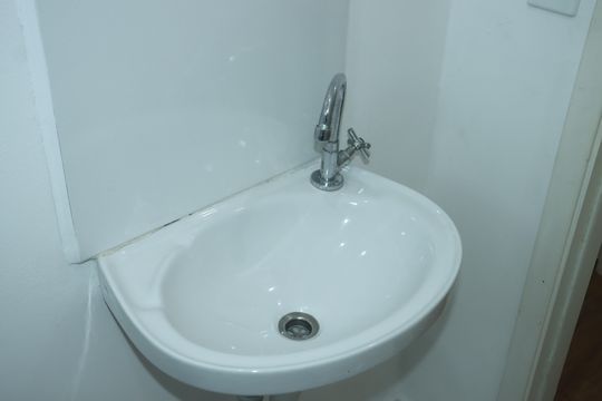 Banheiro social de casa de condomínio para alugar com 2 quartos, 60m² em Maranhão, Cotia