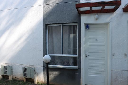 Fachada de casa de condomínio para alugar com 2 quartos, 60m² em Maranhão, Cotia