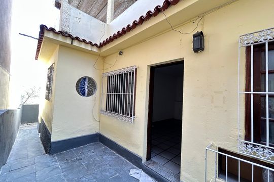 Fachada de casa para alugar com 3 quartos, 94m² em Vila Valqueire, Rio de Janeiro