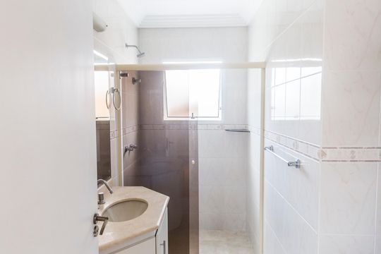 Banheiro da Suíte de casa de condomínio para alugar com 4 quartos, 334m² em Alphaville, Santana de Parnaíba