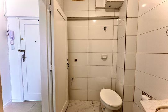 Banheiro de kitnet/studio para alugar com 1 quarto, 26m² em Centro, Rio de Janeiro