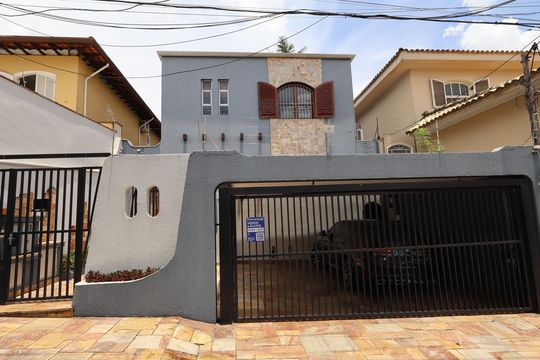 Fachada de casa para alugar com 3 quartos, 435m² em Jardim Leonor, São Paulo