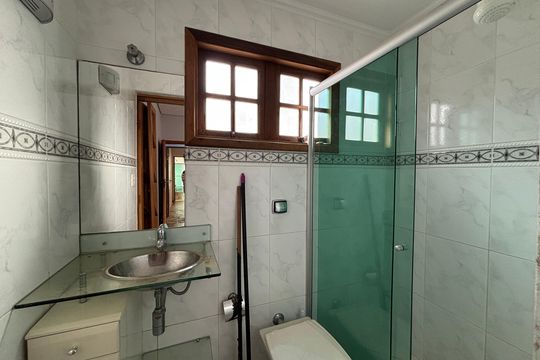 Banheiro da suíte de casa para alugar com 2 quartos, 75m² em Pinheiros, São Paulo