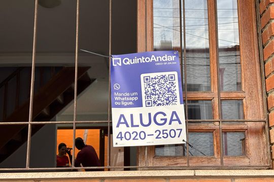 Plaquinha instalada de casa para alugar com 2 quartos, 75m² em Pinheiros, São Paulo