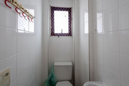 Banheiro de serviço de apartamento para alugar com 3 quartos, 118m² em Vila Mariana, São Paulo