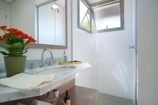 Banheiro da Suíte de apartamento à venda com 1 quarto, 49m² em Boa Vista, Porto Alegre