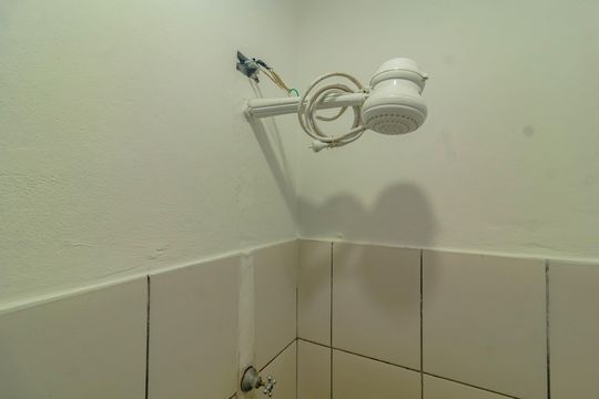 Banheiro social de casa para alugar com 1 quarto, 26m² em Vila Guarani (z Sul), São Paulo