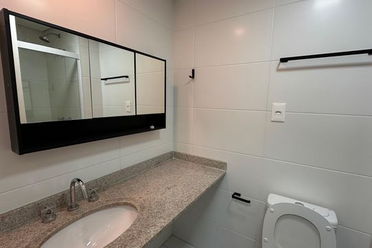 Banheiro social de kitnet/studio à venda com 1 quarto, 32m² em Santo Amaro, São Paulo