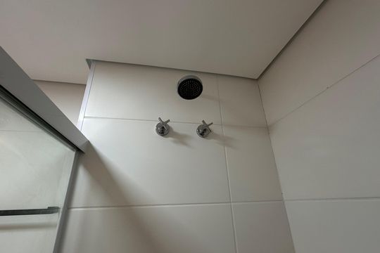 Banheiro social de kitnet/studio à venda com 1 quarto, 32m² em Santo Amaro, São Paulo