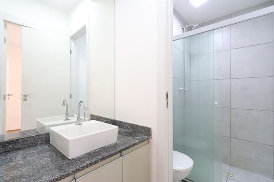 Banheiro social de apartamento à venda com 1 quarto, 32m² em Várzea da Barra Funda, São Paulo