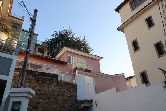 Fachada de casa à venda com 4 quartos, 200m² em Jacarepaguá, Rio de Janeiro