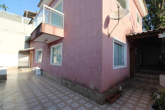 Lateral da casa de casa à venda com 4 quartos, 200m² em Jacarepaguá, Rio de Janeiro