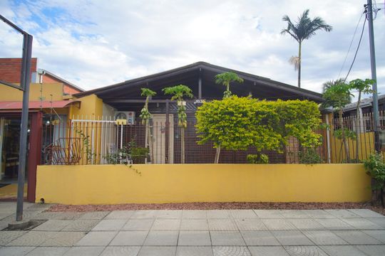 Fachada de casa à venda com 2 quartos, 215m² em Vicentina, São Leopoldo