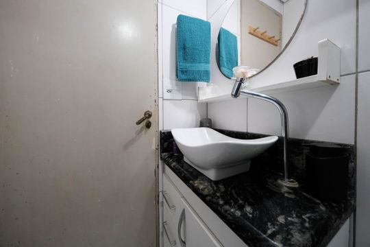 Banheiro de apartamento à venda com 2 quartos, 50m² em Vila Paulistania, São Paulo