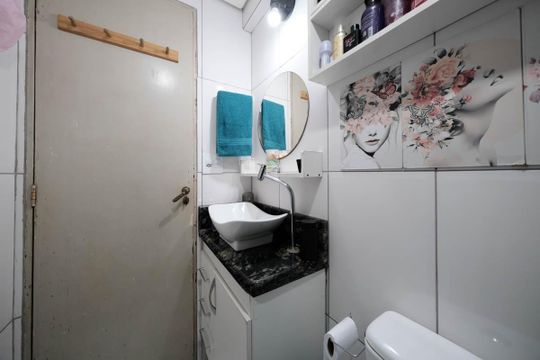 Banheiro de apartamento à venda com 2 quartos, 50m² em Vila Paulistania, São Paulo
