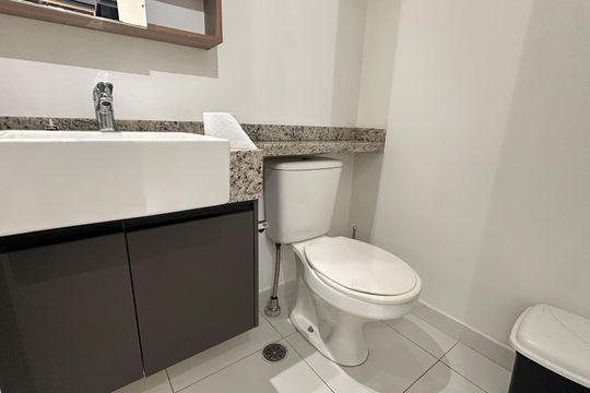 Banheiro social de kitnet/studio à venda com 1 quarto, 22m² em Jardim das Acácias, São Paulo