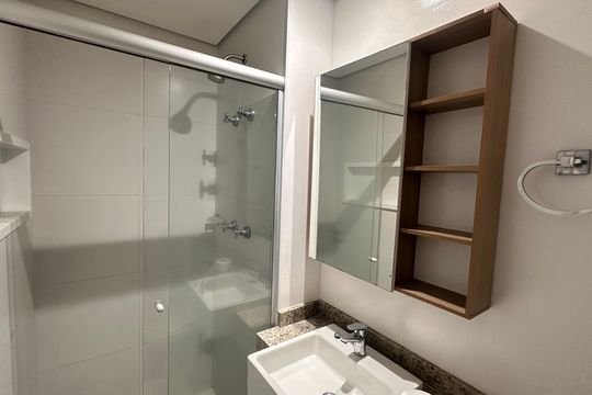 Banheiro social de kitnet/studio à venda com 1 quarto, 22m² em Jardim das Acácias, São Paulo