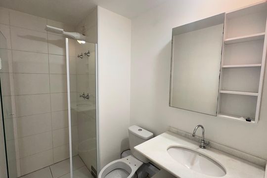 Banheiro social de kitnet/studio à venda com 1 quarto, 27m² em Santo Amaro, São Paulo
