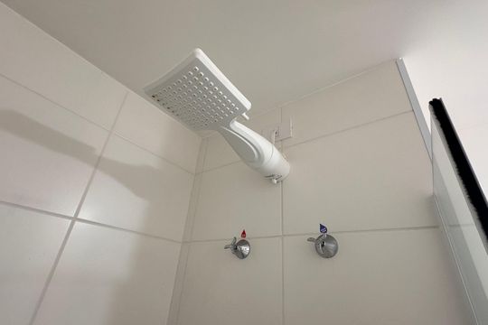 Banheiro social de kitnet/studio à venda com 1 quarto, 27m² em Santo Amaro, São Paulo