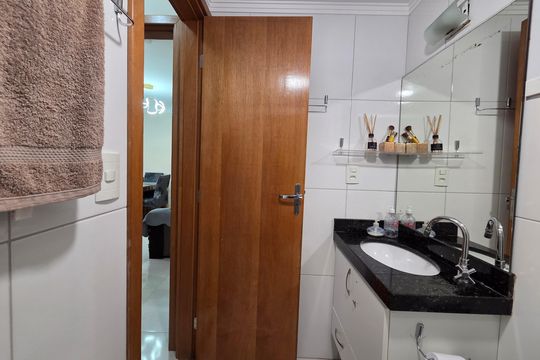 Banheiro da Suíte 1 de apartamento para alugar com 1 quarto, 62m² em Vila Caiçara, Praia Grande