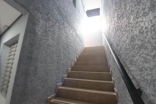 Escadas de kitnet/studio para alugar com 1 quarto, 30m² em Vila Oratorio, São Paulo