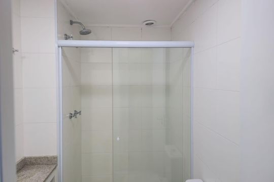 Banheiro social  de kitnet/studio para alugar com 1 quarto, 40m² em Vila Camargos, Guarulhos
