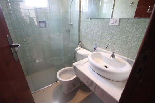 Banheiro de apartamento à venda com 2 quartos, 57m² em Eldorado, Contagem
