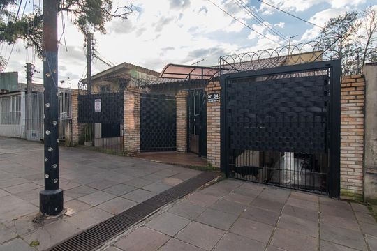 Fachada de casa à venda com 2 quartos, 300m² em Medianeira, Porto Alegre