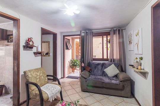 Sala de casa à venda com 2 quartos, 300m² em Medianeira, Porto Alegre