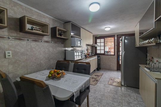 Cozinha de casa à venda com 2 quartos, 300m² em Medianeira, Porto Alegre