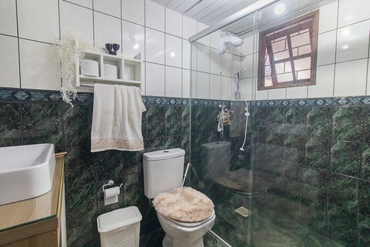 Banheiro de casa à venda com 2 quartos, 300m² em Medianeira, Porto Alegre