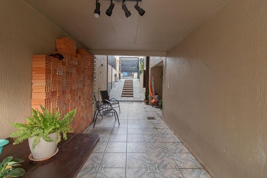 Garagem de casa à venda com 2 quartos, 300m² em Medianeira, Porto Alegre