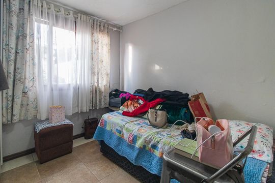 Quarto 2 de casa à venda com 2 quartos, 300m² em Medianeira, Porto Alegre