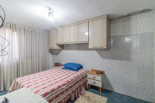 Quarto 1 de casa à venda com 2 quartos, 300m² em Medianeira, Porto Alegre