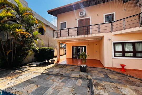 Área externa de casa de condomínio para alugar com 4 quartos, 282m² em Residencial Morada dos Pássaros-aldeia da Serra, Barueri